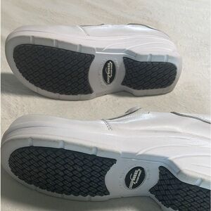 easy works nursing shoe